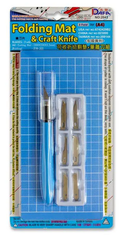 9-osainen askarteluveitsilajitelma sis&auml;lt&auml;&auml; leikkuualustan